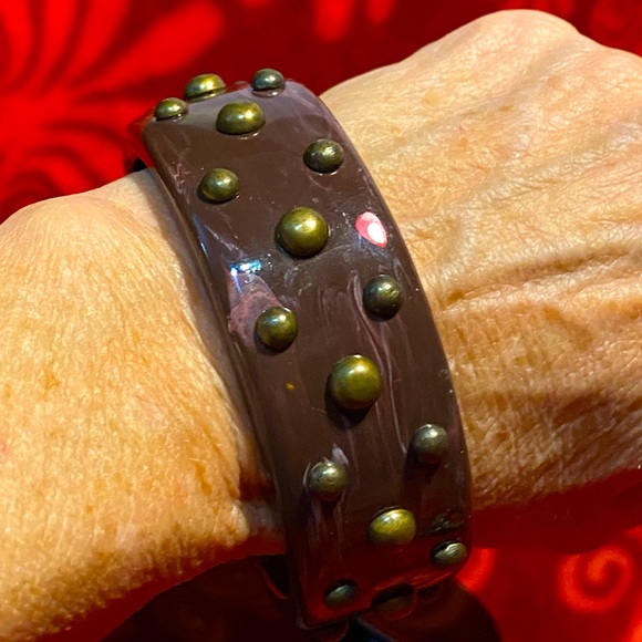 Sale 3/$20 VTG chunky lucite bangle, marbled chocolate brown with bronze studs - Picture 7 of 10